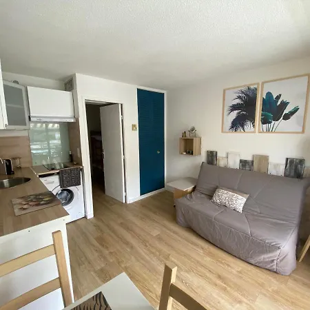 207-front De Parking Prive Apartment